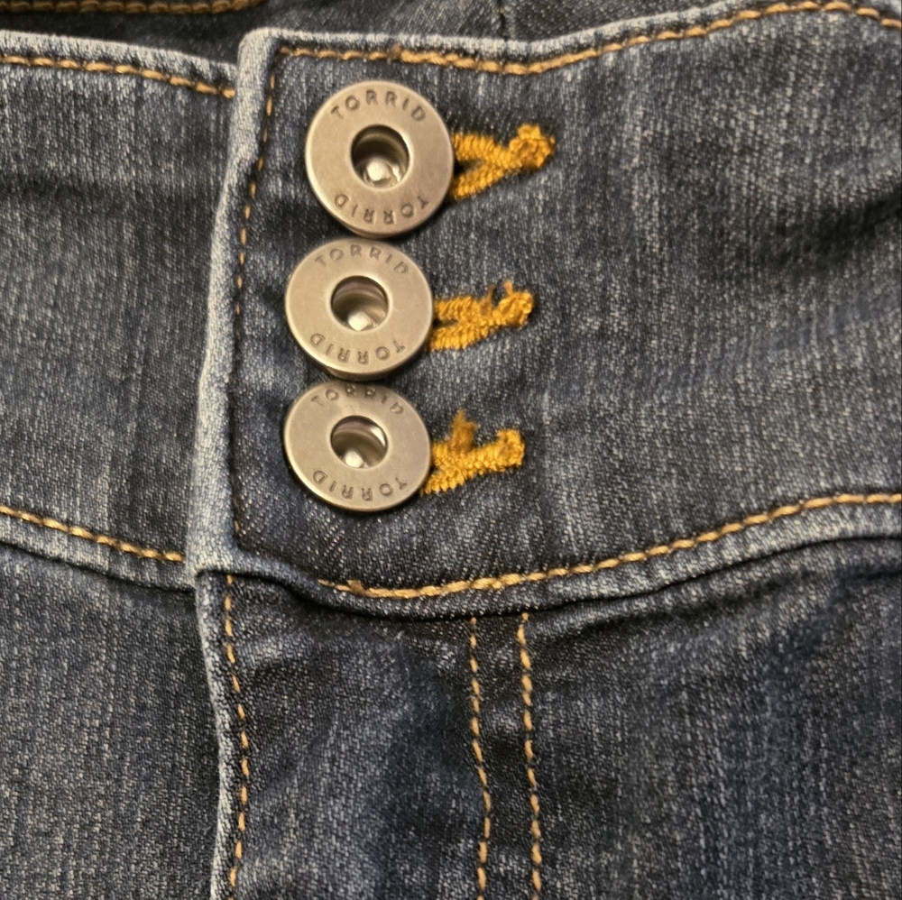 Torrid 3 Button High-Rise Jegging 24R (e) - Picture 2 of 5